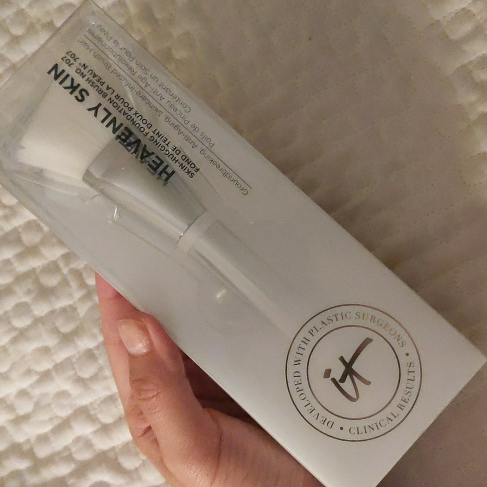 It Cosmetics heavenly skin brush no. 707